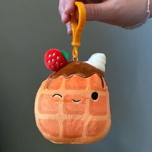 BRAND NEW SQUISHMALLOW  CLIP 3.5”! NWT. SMOKE FREE HOME!